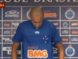 Alex Silva veste o manto cruzeirense