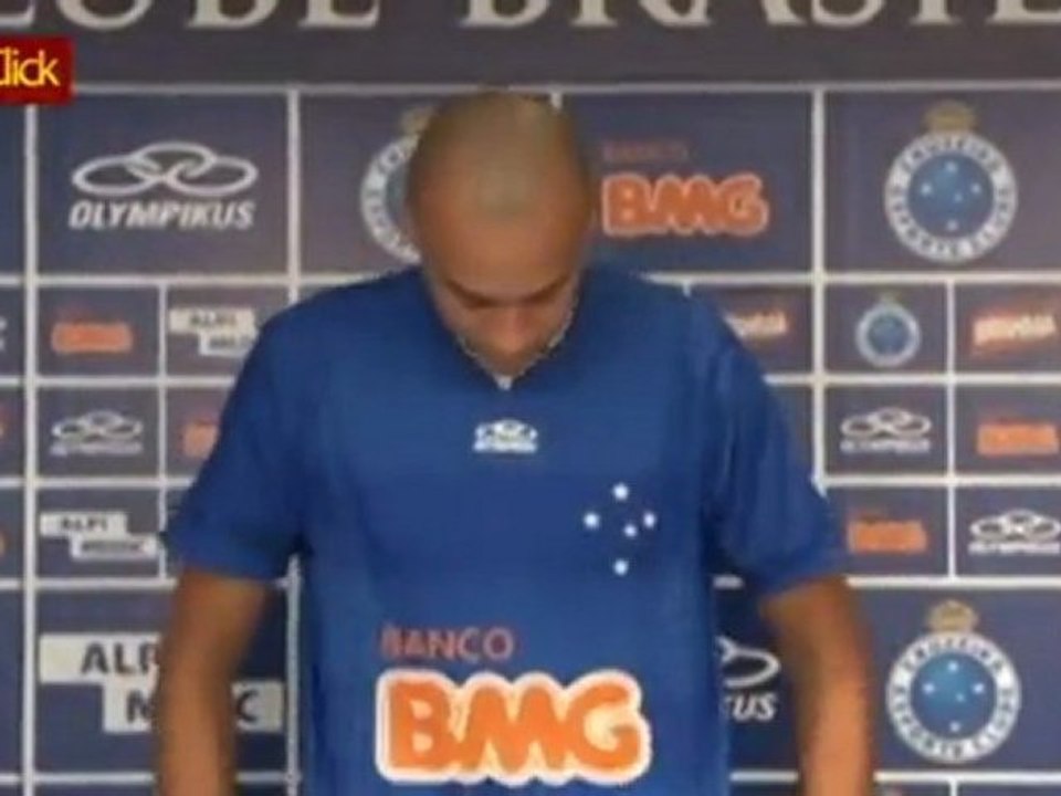 Alex Silva veste o manto cruzeirense