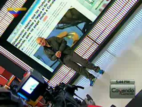 (VÍDEO) Cayendo y Corriendo del día martes 03.04.2012 2/2