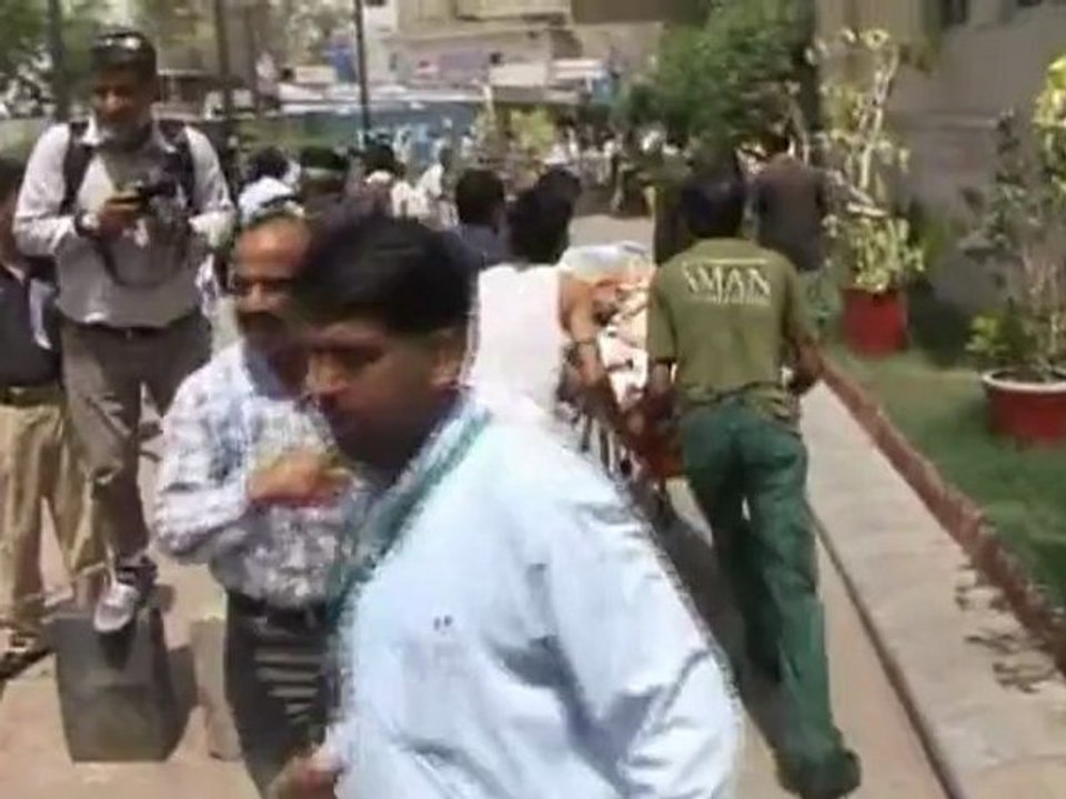 Deadly blast hits Karachi