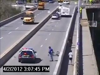 Une voiture renverse un vélo et tente de s'enfuir