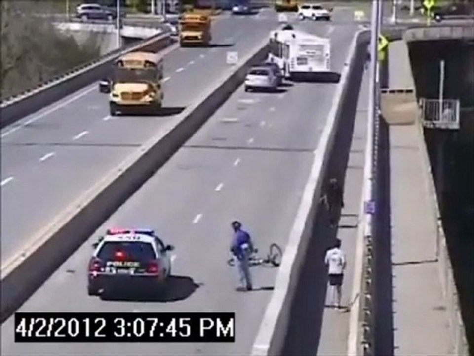 Une voiture renverse un vélo et tente de s'enfuir