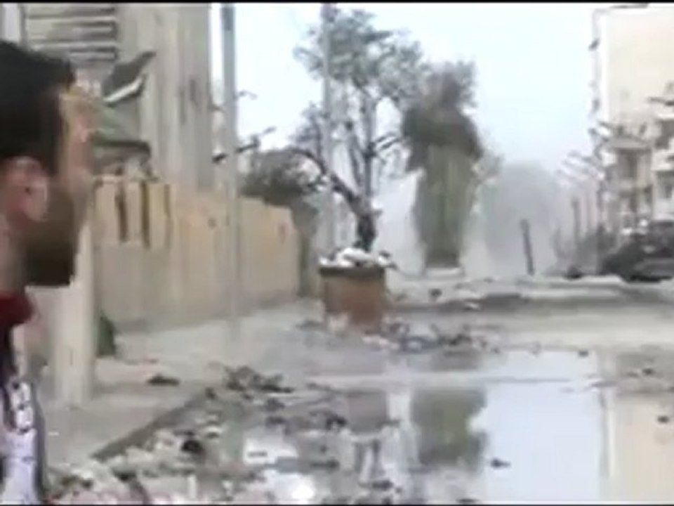 فري برس حمص جورة الشياح اكثر من 5 صواريخ تنزل بلقرب من المصور 5 4 2012