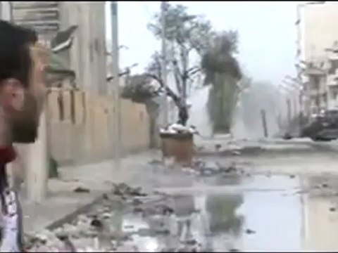 فري برس حمص جورة الشياح اكثر من 5 صواريخ تنزل بلقرب من المصور 5 4 2012