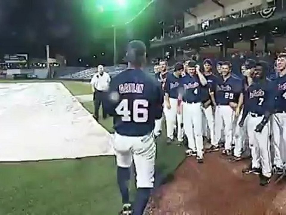 Les joueurs de baseball patientent durant la pluie