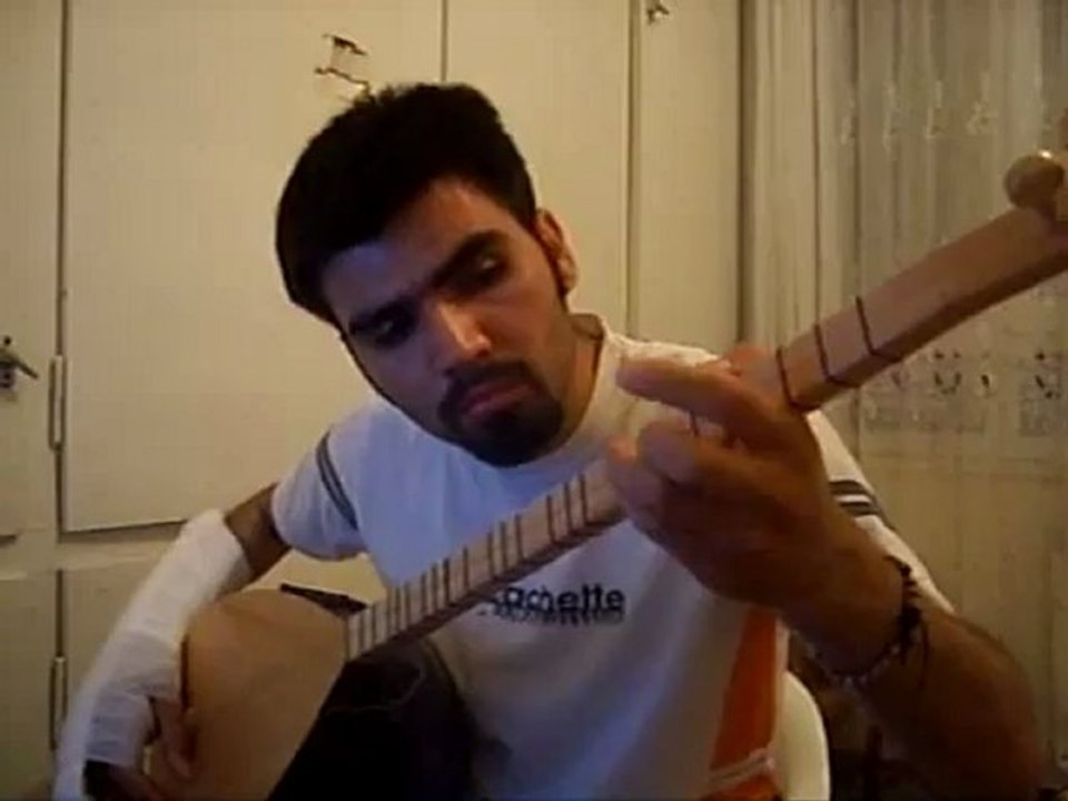 Muhteşem Dünyada İLK TEK ELLE BAĞLAMA (SAZ) ÇALIYOR