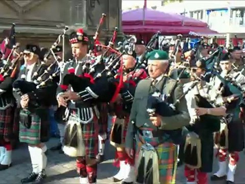 Cacophonie de Pipe band Écossé en centre ville de Caen