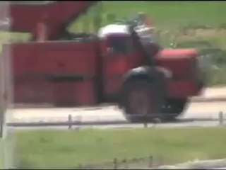 فري برس حمـــاة المحتلة تدمير مصفحه هجمت على المظاهرة 6 4 2012