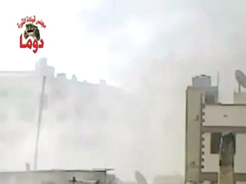 فري برس ريف دمشق  دومالحظة سقوط القذائف على الأبنية المدنية 6 4 2012