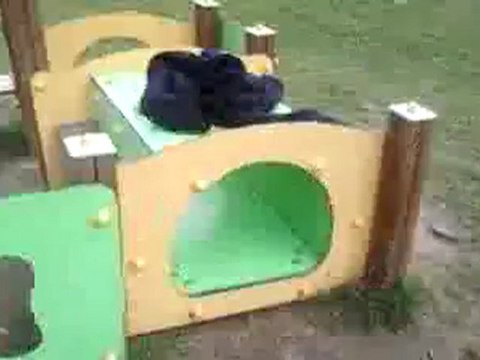 adrien tir qui traverse une cabane