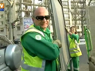 Installation des panneaux électoraux dans les rues de Paris