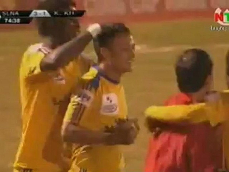 Bóng Ðá _ Pha thoát xuống và dứt điểm tinh tế của Trọng Hoàng (SLNA)