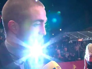 Интервью Роберта на красной дорожке "МД" (озвучка)