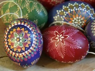 Немцы учатся расписывать пасхальные яйца