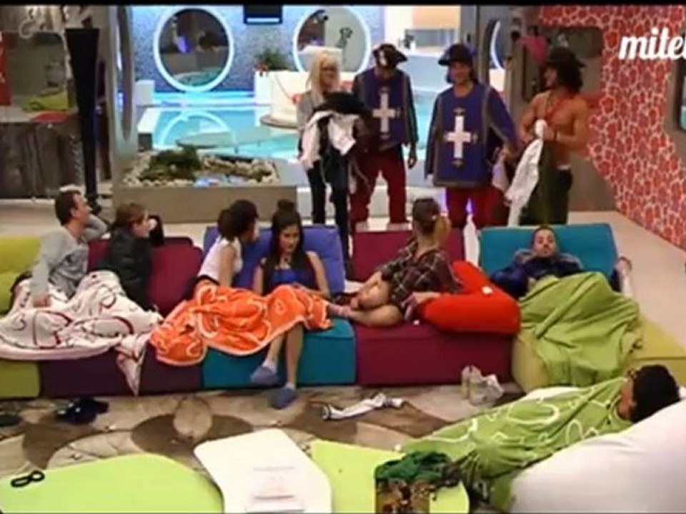 GH12+1 - Noemi comunica aos companheiros que Fael foi o vencedor do BBB12
