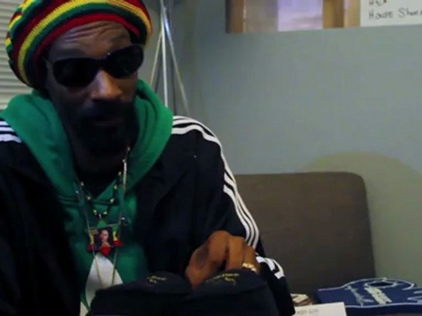 Snoop Dogg Presents "Snoop Dogg House Shoes" - Vidéo Dailymotion