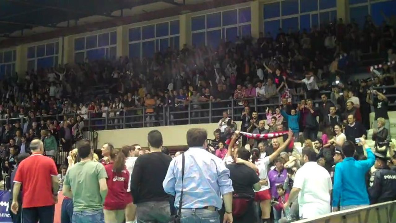 Ta panigyria ton athlitrion tou Olympiakou meta to mats