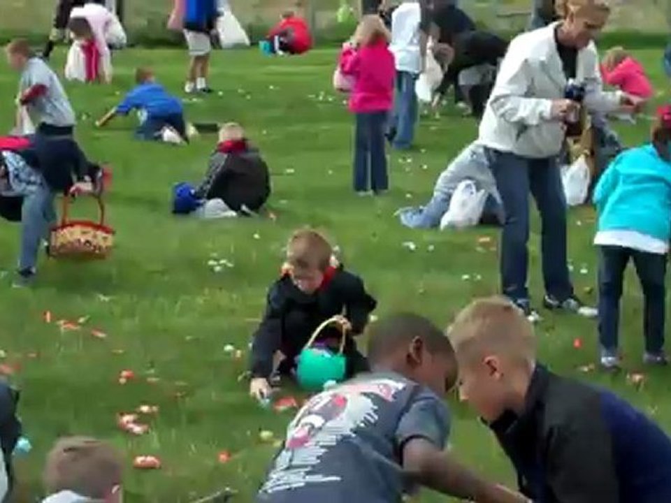 Clement a la chasse aux oeufs de Paques