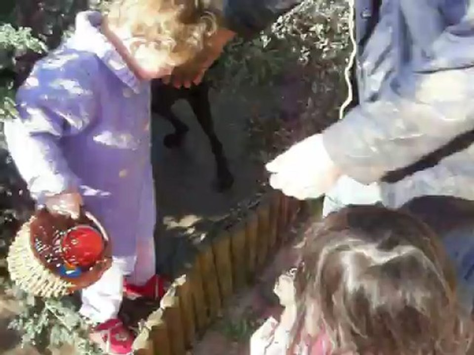 Candice et Jasmine cherchent les cocos de Paques