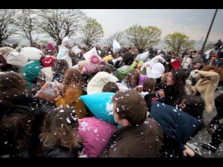 Bataille géante d'oreillers en plein Paris