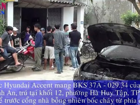 Xế hộp bốc cháy trong đêm