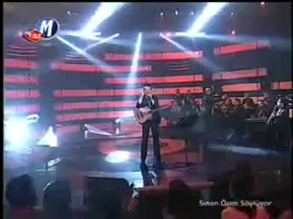 sinan özen söylüyor kapına kırmızı bir gül bıraktım