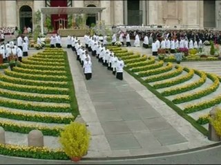 Missa de Páscoa reúne 100 mil pessoas no Vaticano