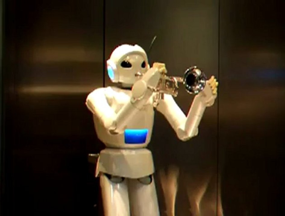 Trampet çalan robot