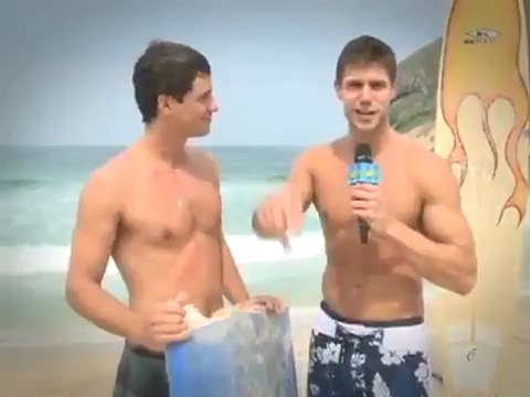 Primeira aula de surfe de Jonas e Fael BBB12