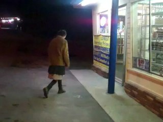 الهيبيين الأميركية في الشاحنة مع الكلب الذهاب الى محل بيع المشروبات الروحية