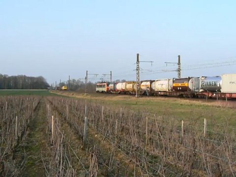 Croisement entre deux frets avec la BB 26000 et la BB 75092-63661-63846 à Vougeot