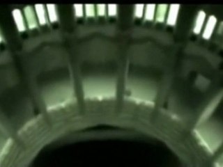 Haciendo saltos base en el interior de una iglesia