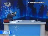 journaliste de télé grec agressé avec des oeufs et des yaourts