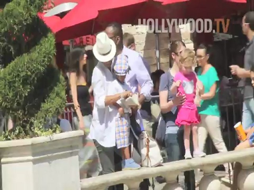 Bobby Brown con su familia en The Grove