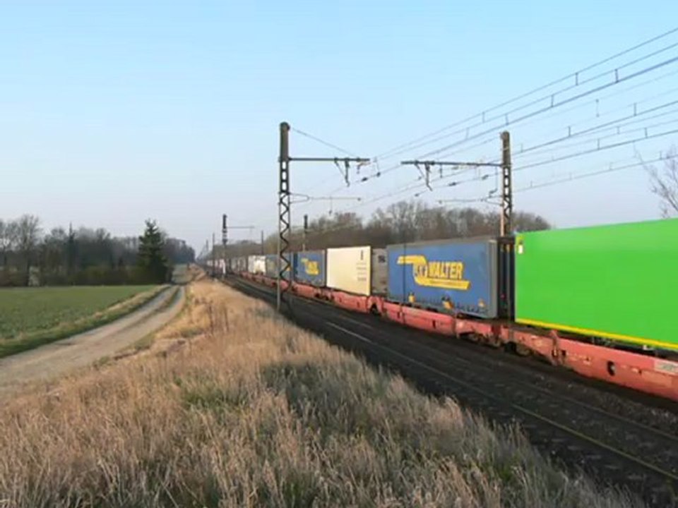 Croisement entre un fret avec les BB 37005-37010 et un TGV SE à Gevrey