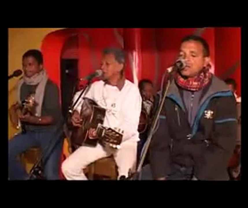 Avelao ho avy izay ho avy  Tarika Kolibera - YouTube