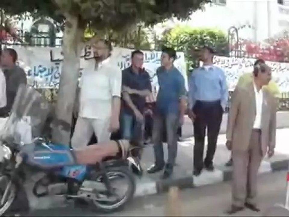 وقفة احتجاجيه للعاملين بمديرية التظامن الاجتماعي امام مبني محافظة المنيا تضامنا مع وكيل الوزارة