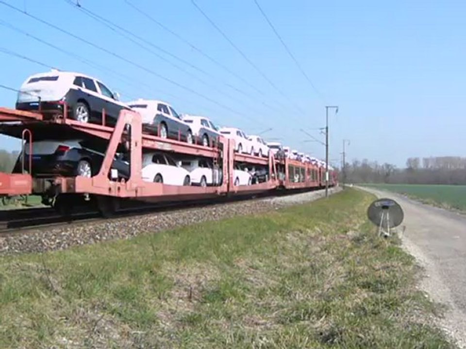 Croisement entre un fret avec la BB 26201 et l'AGC 82501