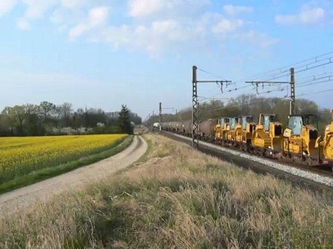 Un beau fret avec la BB 27032 et un chargement d'engins de travaux