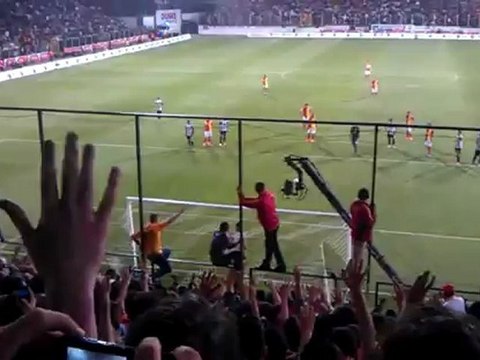 Muslera'nın Manisaspor'a attığı penaltı golü (tribün çekimi)