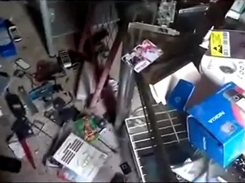 فري برس ريف حماه المحتل كتائب الاسد تقوم بتكسير احدى المحلات قرية الكريم 2012 4 9