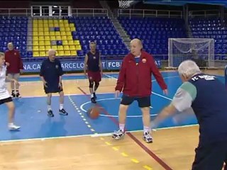 Dos hermanos de 81 y 84 años, en forma para jugar al baloncesto