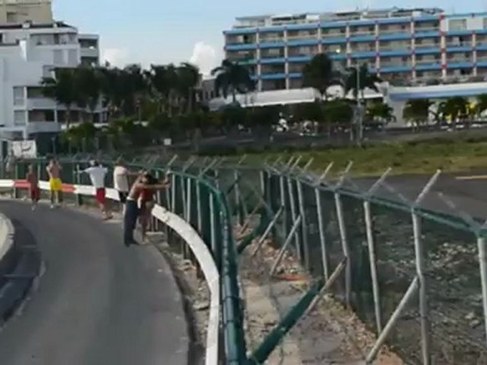 Une jeune femme projetée sur un mur par un avion