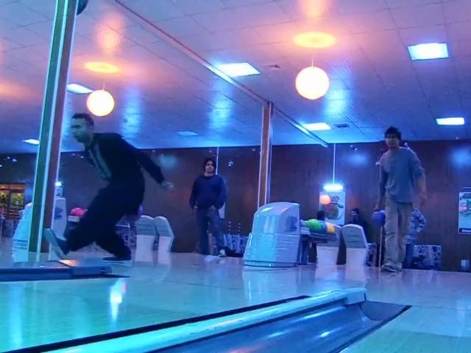 Le premier bowling afghan accueille hommes et femmes à Kaboul