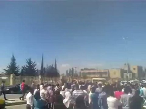 فري برس حلب مظاهرة في جامعة حلب عند كلية العمارة 10 4 2012