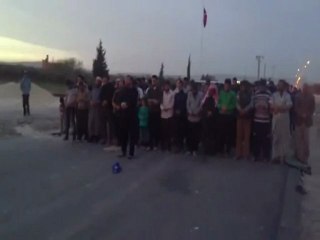 فري برس مخيم كلس أداء صلاة المغرب أثناء الاعتصام 9 4 2012