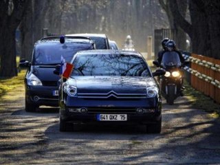 ZAPPING ACTU DU 10/04/2012 - Quand le magazine « Auto Plus » enlève des points aux candidats !