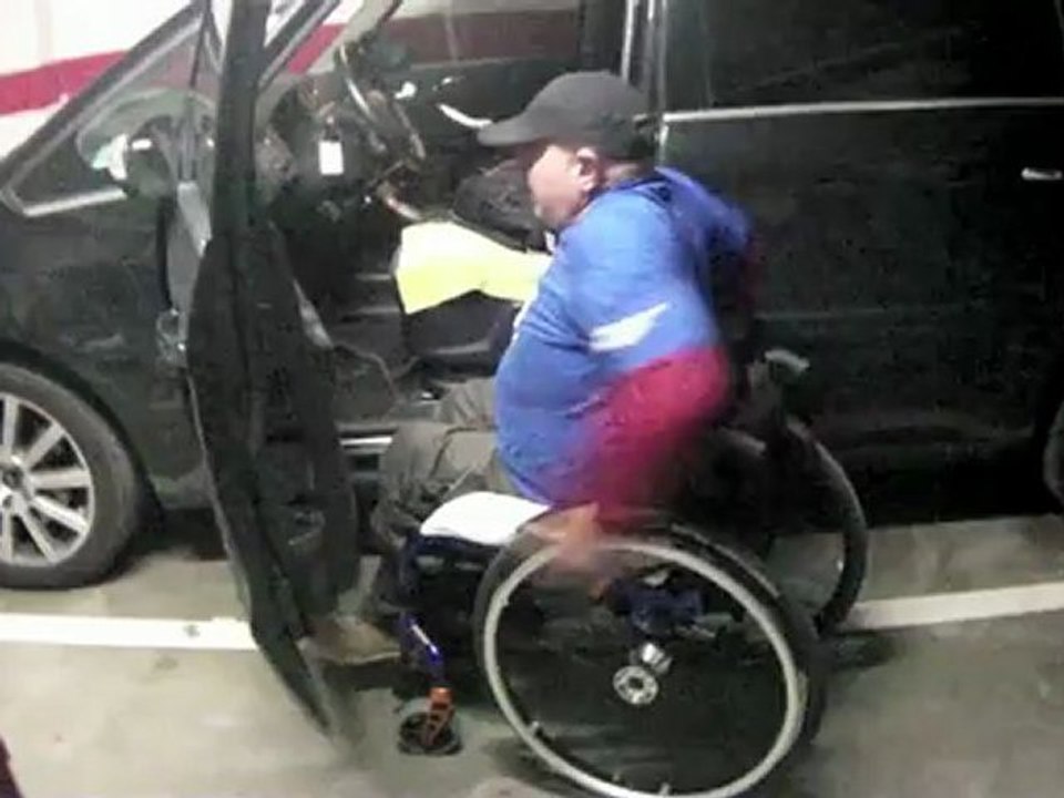Subir o bajar la silla de ruedas al coche