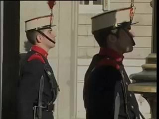 Regresa el cambio de guardia al Palacio Real