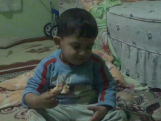 yemek yerken uyuyan cocuk